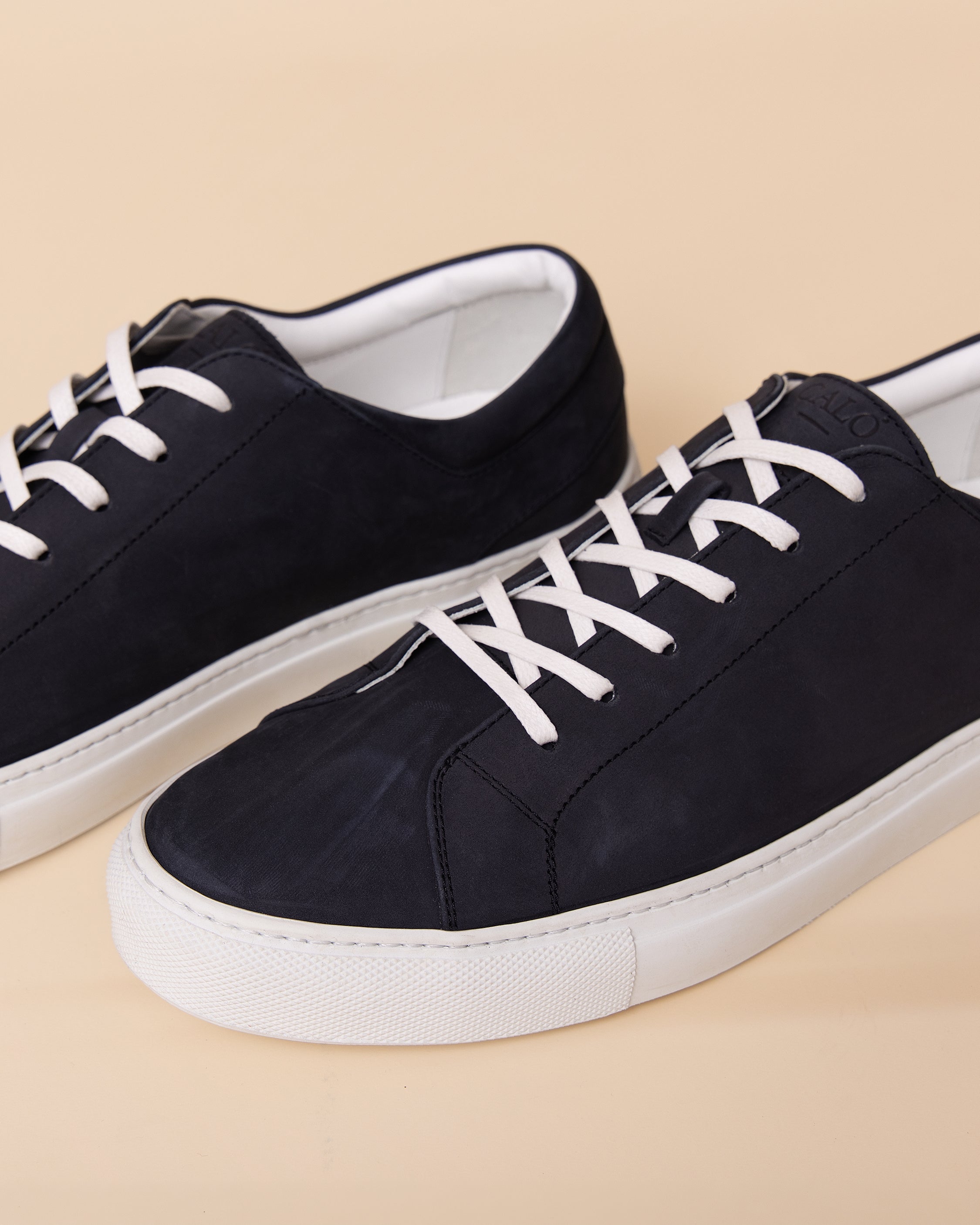 HYDE Vulcano men's sneaker in navy, side profile with lace-up closure and lightweight rubber sole