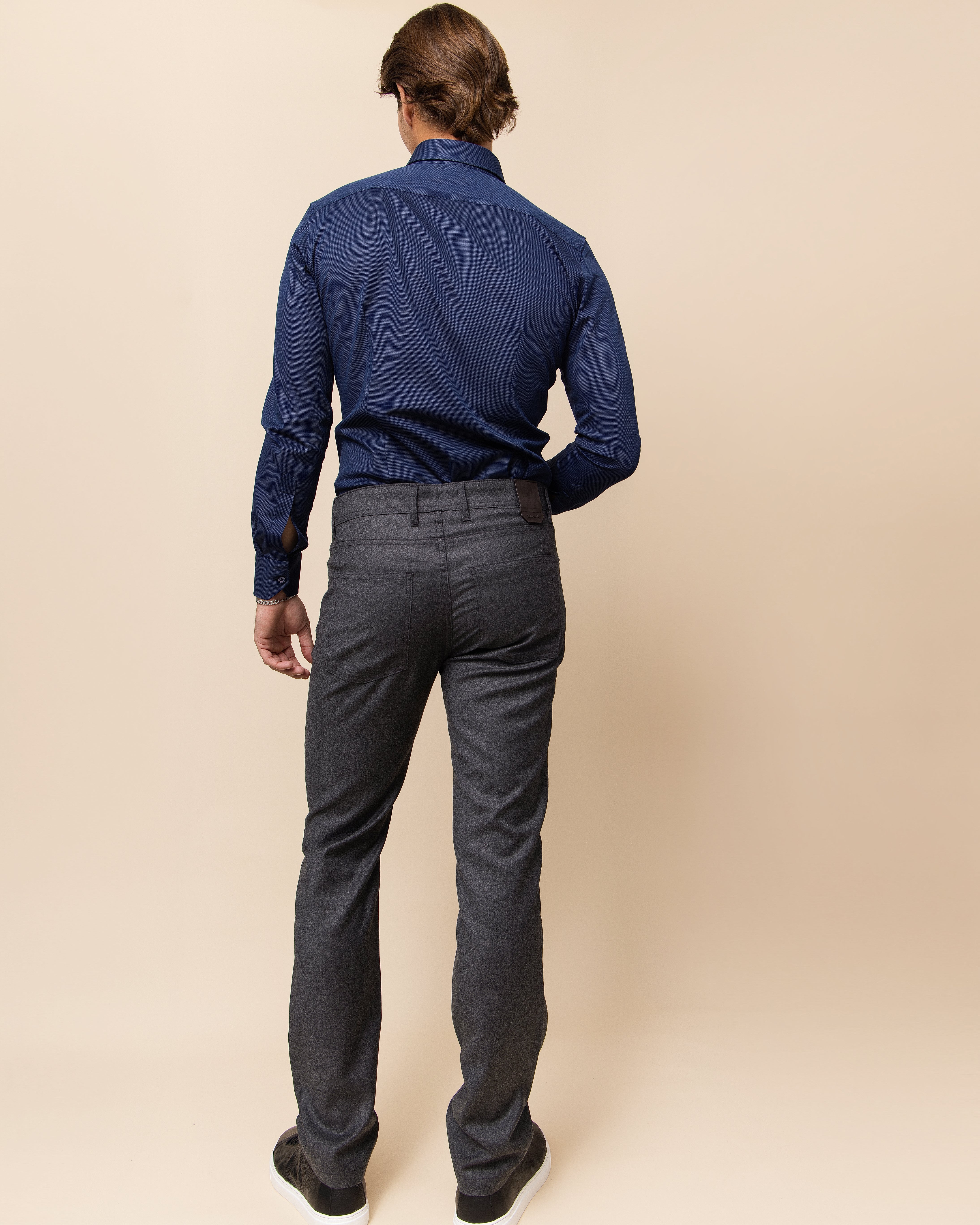 HYDE Mantova men's luxury trouser in grey, close view of Italian wool weave and tailored stitching