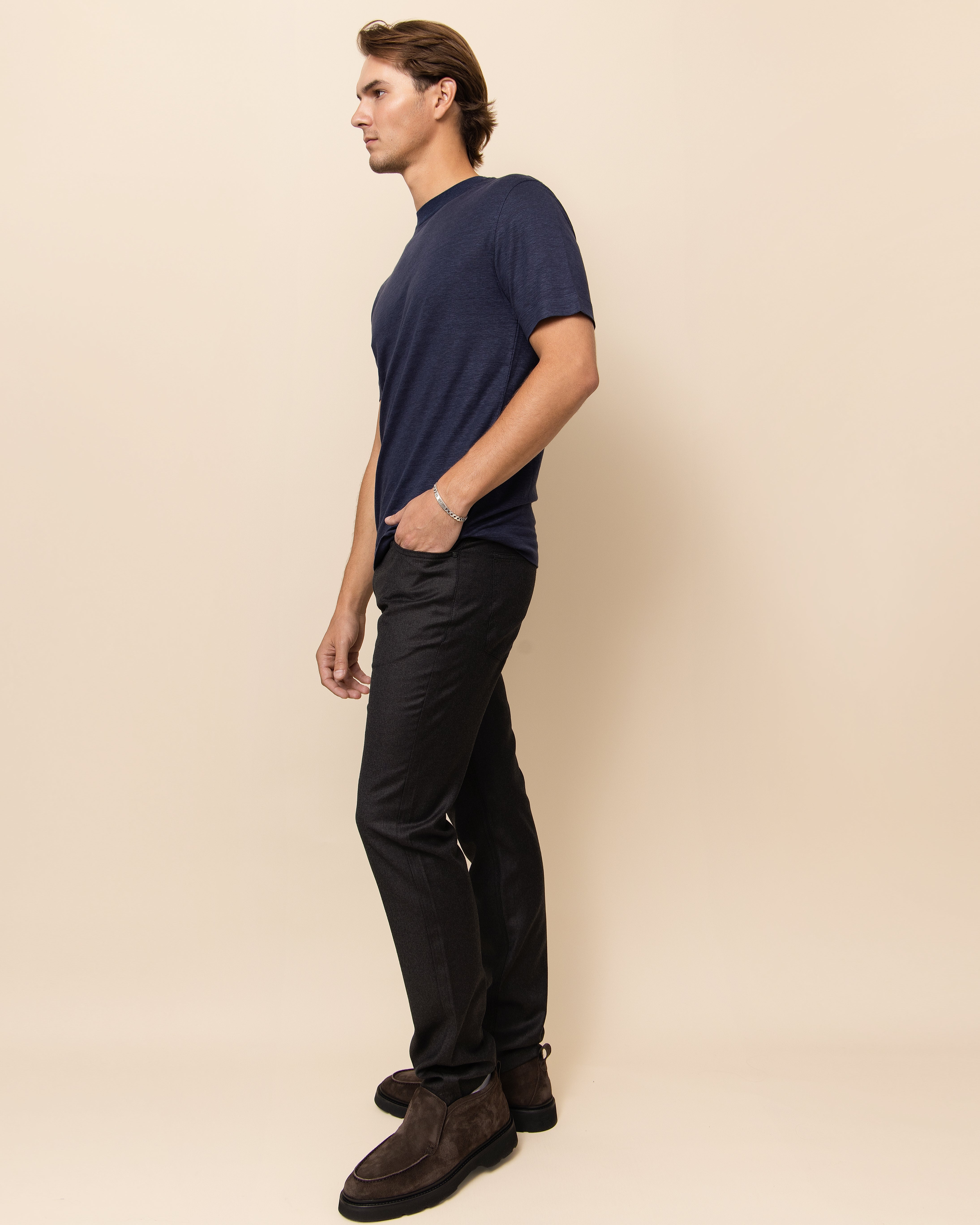HYDE Venezia men's luxury linen tee in navy, close view of breathable Italian linen weave