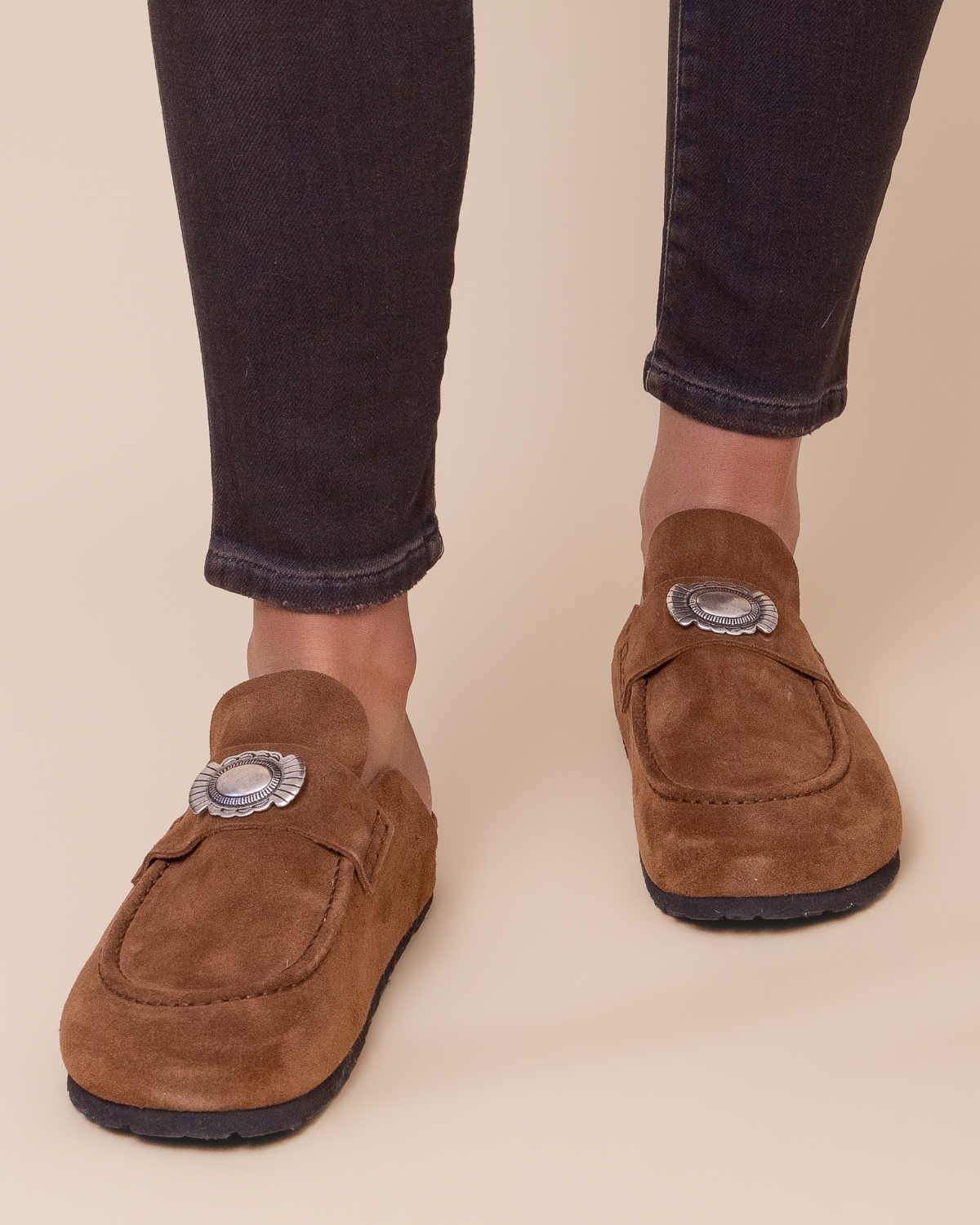 front view — hand-stitched vamp and camoscio suede