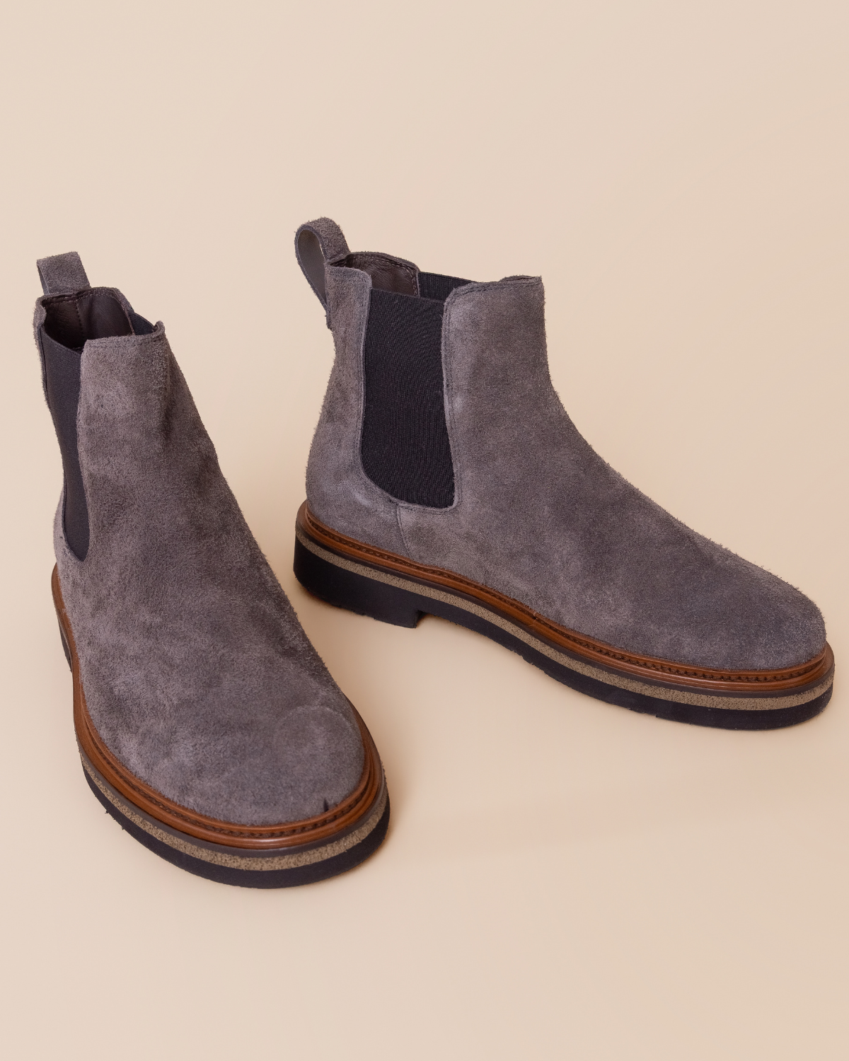 elastic side panel and pull-tab heel