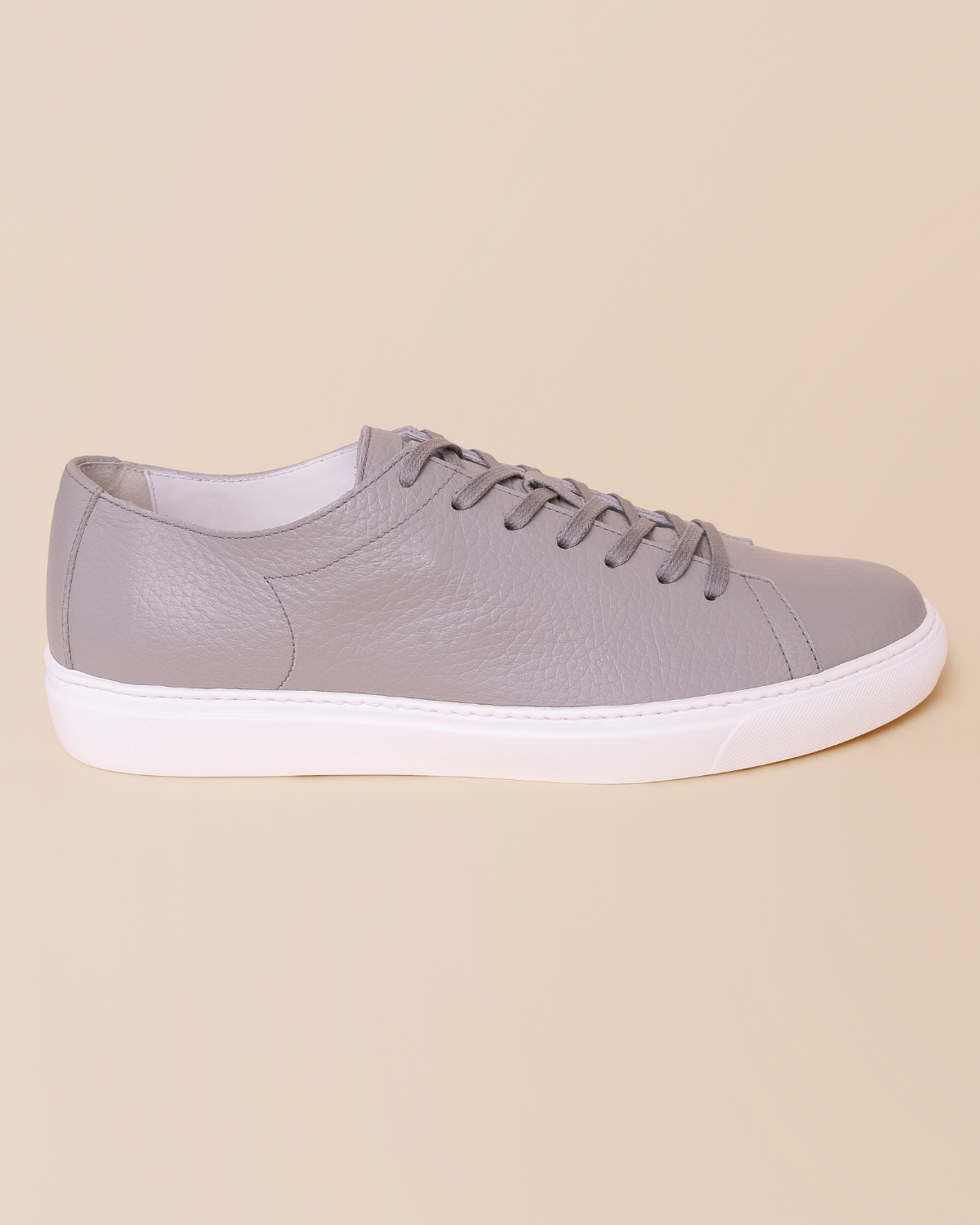 minimal silhouette, tonal laces, rubber sole