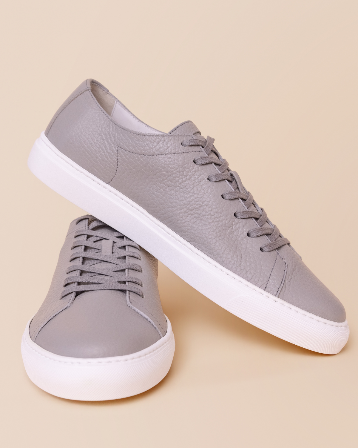 hammered leather upper in grigio