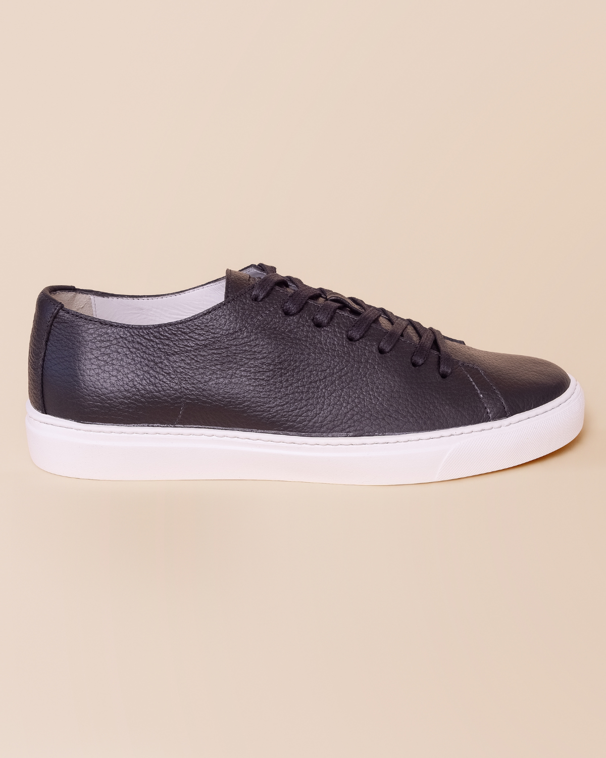 minimal silhouette, tonal black laces, rubber sole