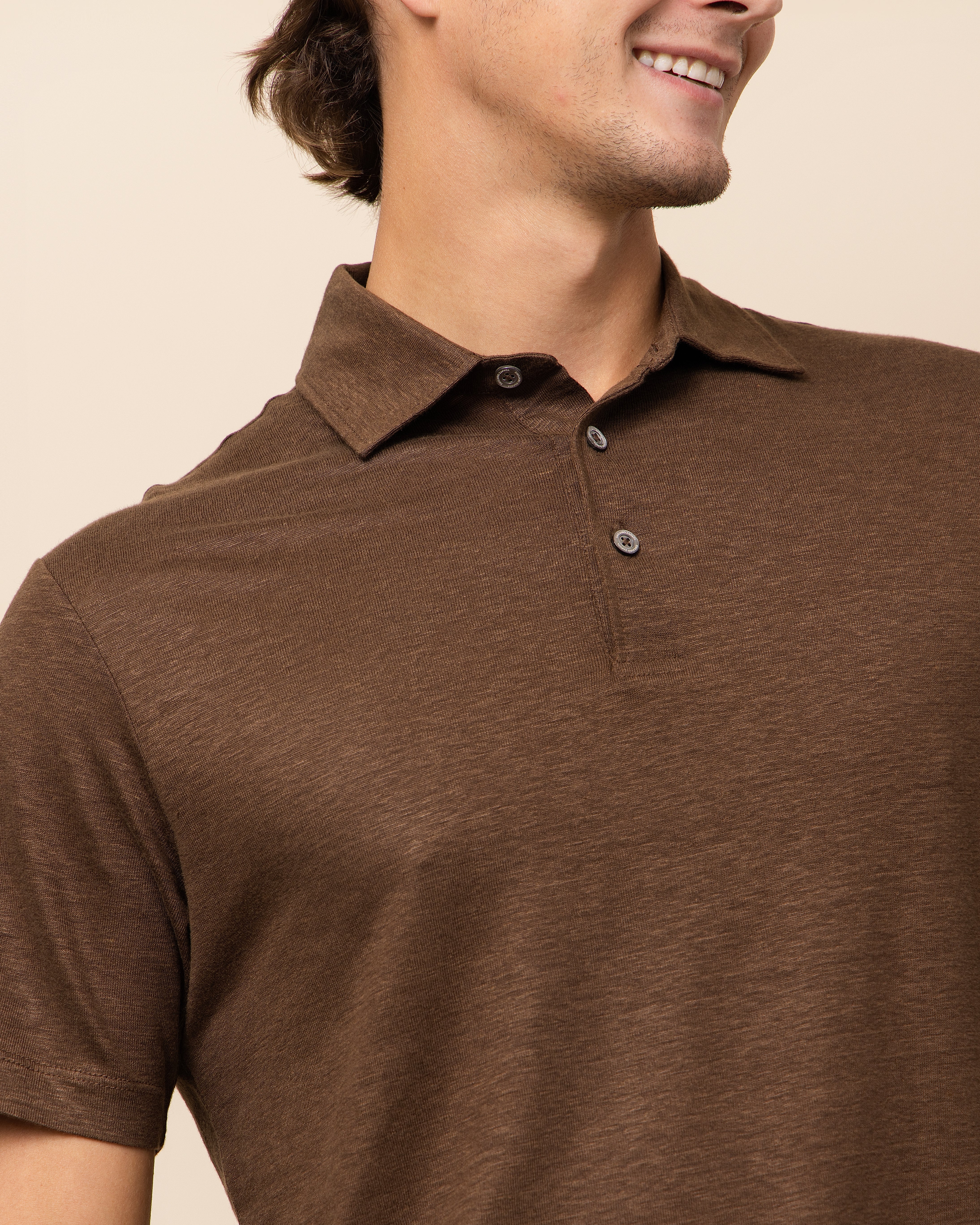 HYDE Taormina men's luxury linen polo in brown, close view of breathable Italian linen jersey texture