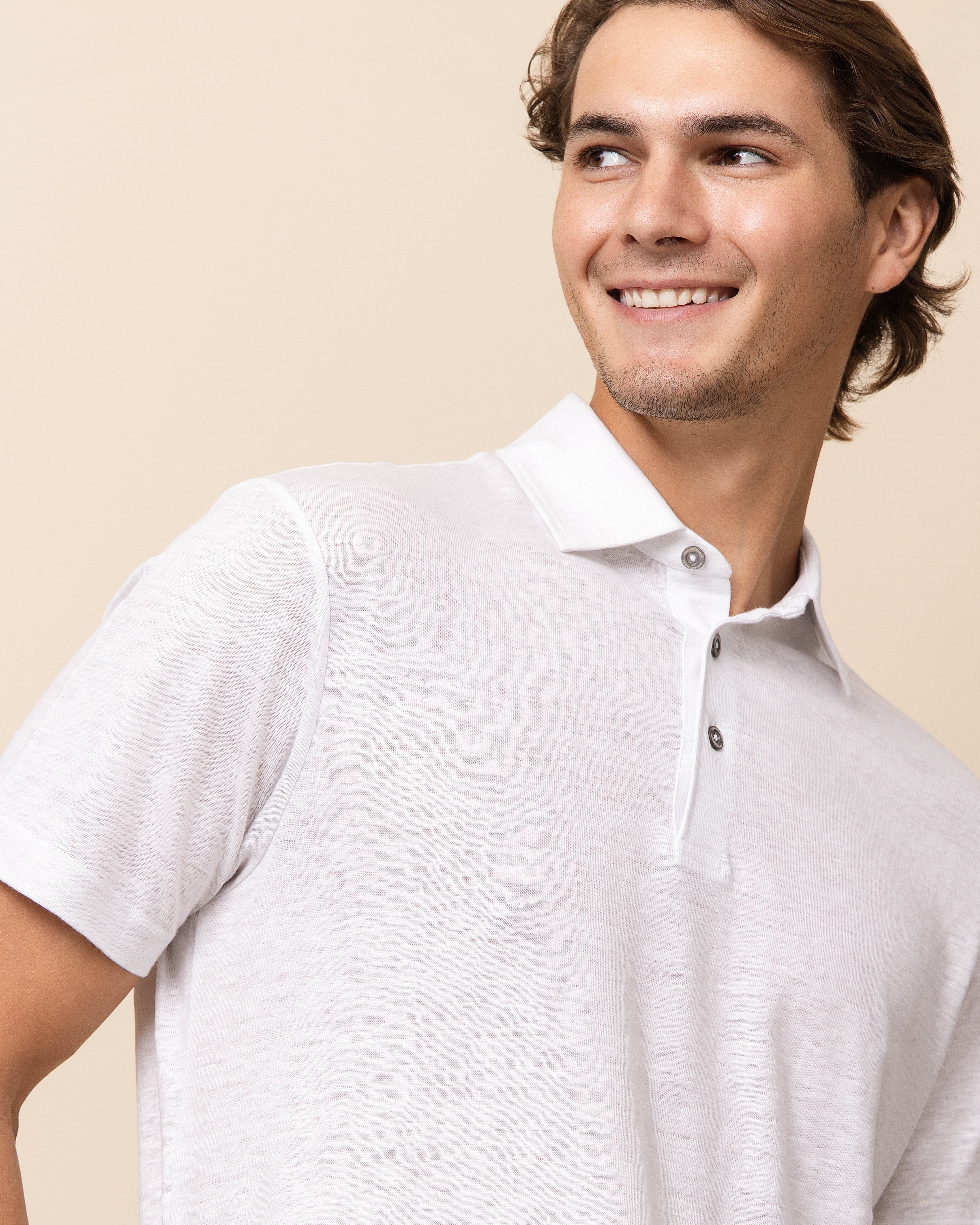 HYDE Taormina men's luxury linen polo in white, close view of breathable Italian linen jersey texture