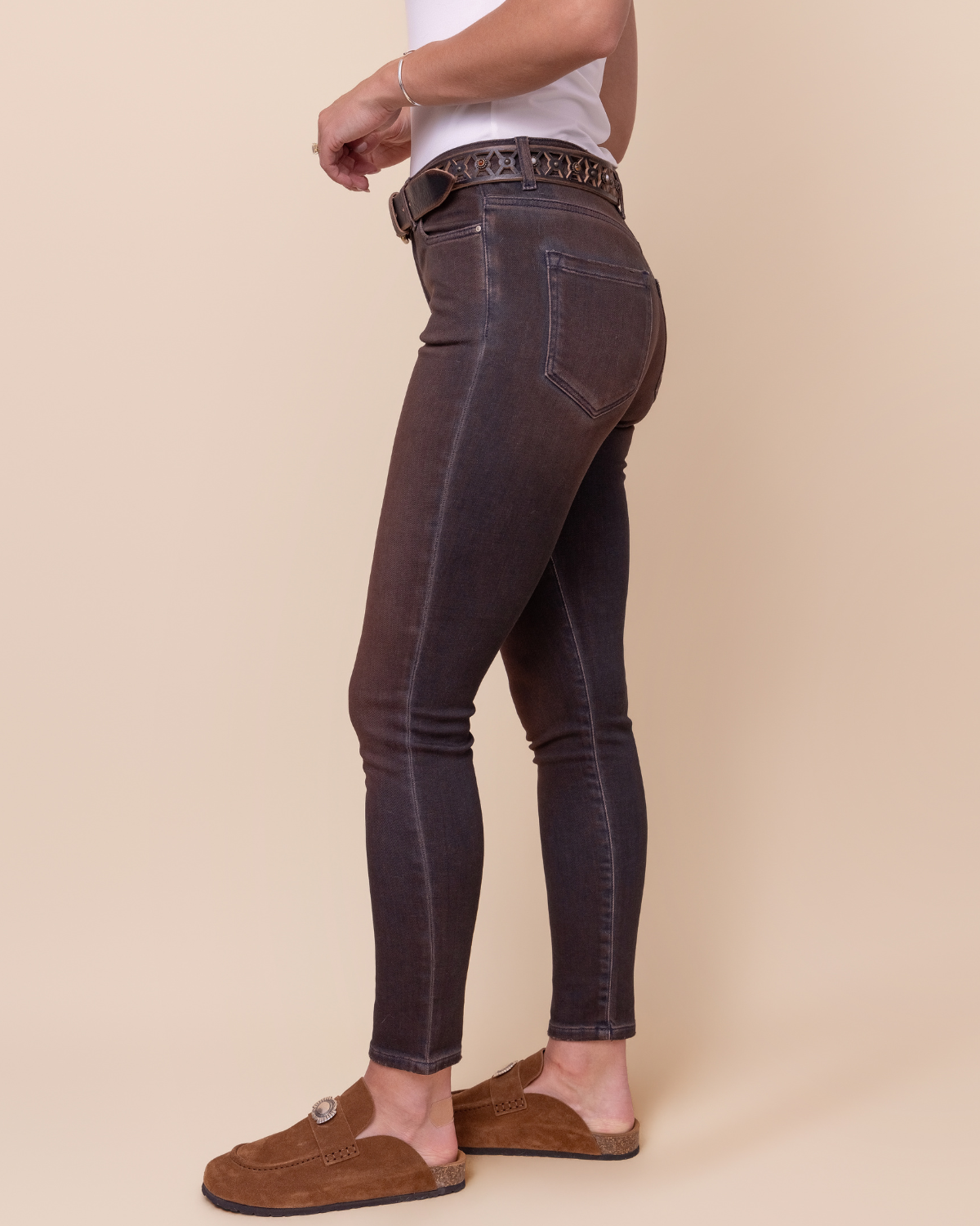 side view — slim silhouette, sizes 25–30